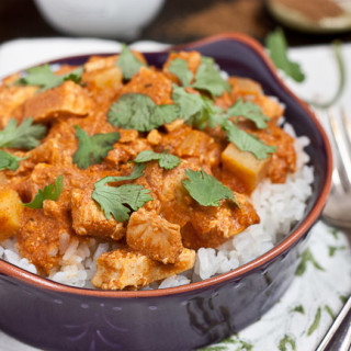 Skinny Slow Cooker Chicken Tikka Masala -Crocktober Week 3. Think you need to slave for hours or open a jar to make awesome tikka masala? Think again! Your friends won't know this isn't take out! #glutenfree and easily #vegan or #vegetarian
