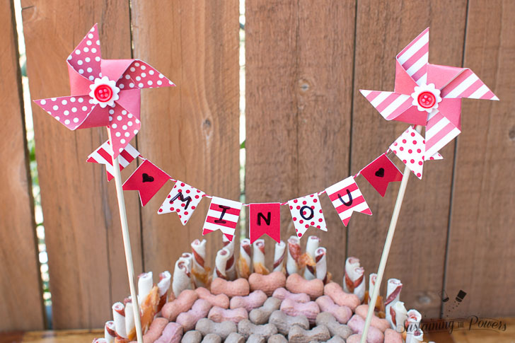 It's the dog treat version of a diaper cake! How cute! 