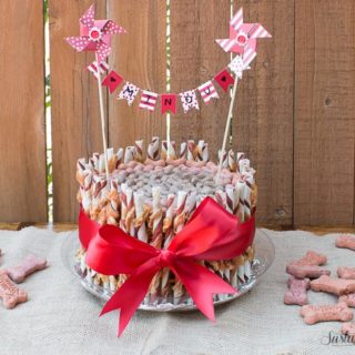 It's the dog treat version of a diaper cake! How cute!