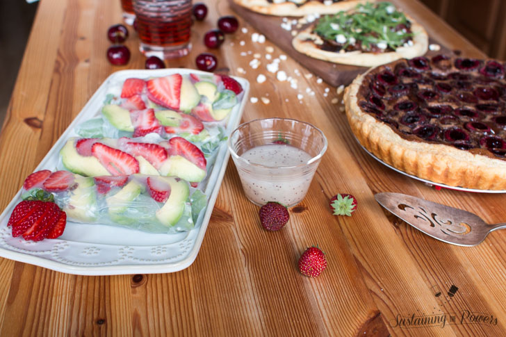 Roll up your salad so you can eat it on the go! Strawberry Avocado Mint Salad Spring Rolls