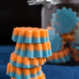 How to Make Low-Carb Blue and Orange Jello Shot Gummies | These team-colored gummy jello shots are sure to be a huge hit at your next football party. They're also low-carb, and keto-friendly. Click through to learn how to make them!