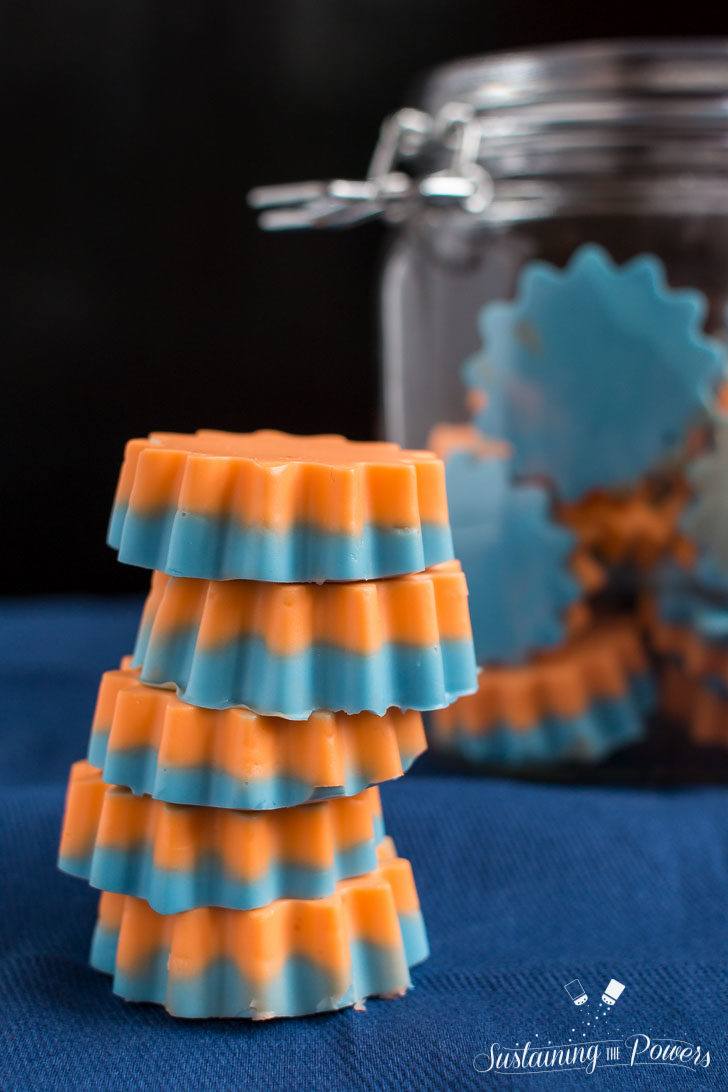 How to Make Low-Carb Blue and Orange Jello Shot Gummies | These team-colored gummy jello shots are sure to be a huge hit at your next football party. They're also low-carb, and keto-friendly. Click through to learn how to make them! 