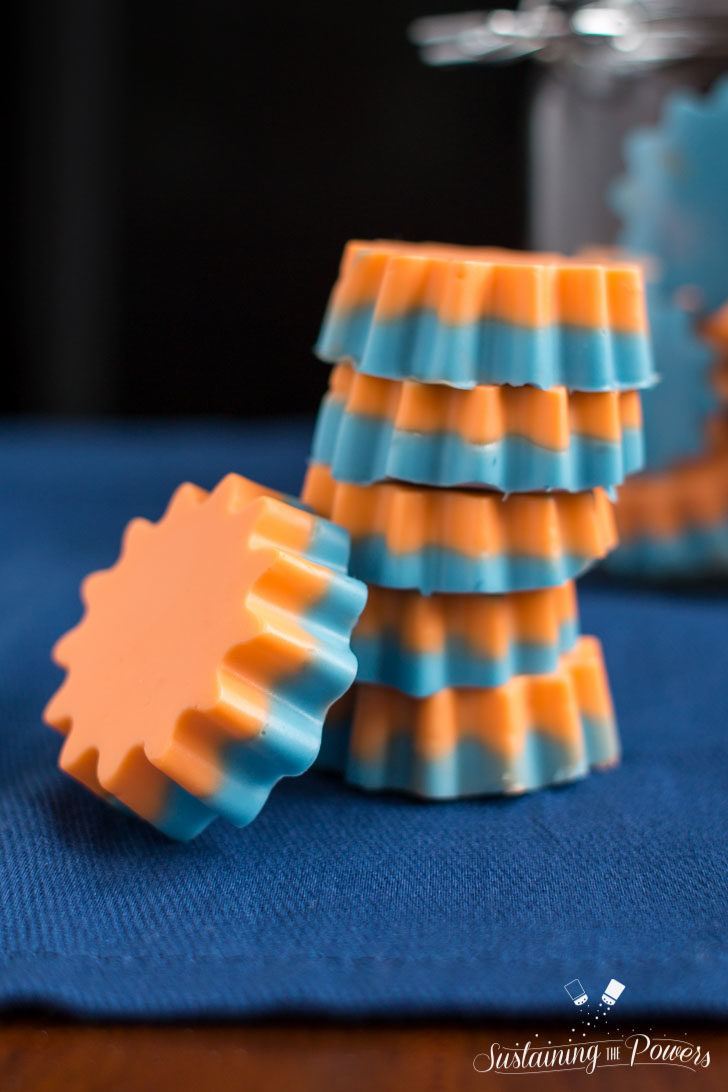 How to Make Low-Carb Blue and Orange Jello Shot Gummies | These team-colored gummy jello shots are sure to be a huge hit at your next football party. They're also low-carb, and keto-friendly. Click through to learn how to make them! 