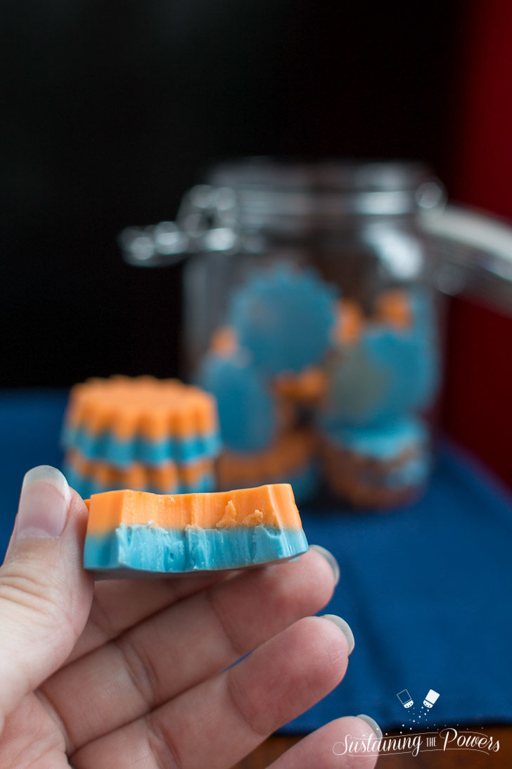 How to Make Low-Carb Blue and Orange Jello Shot Gummies | These team-colored gummy jello shots are sure to be a huge hit at your next football party. They're also low-carb, and keto-friendly. Click through to learn how to make them! 